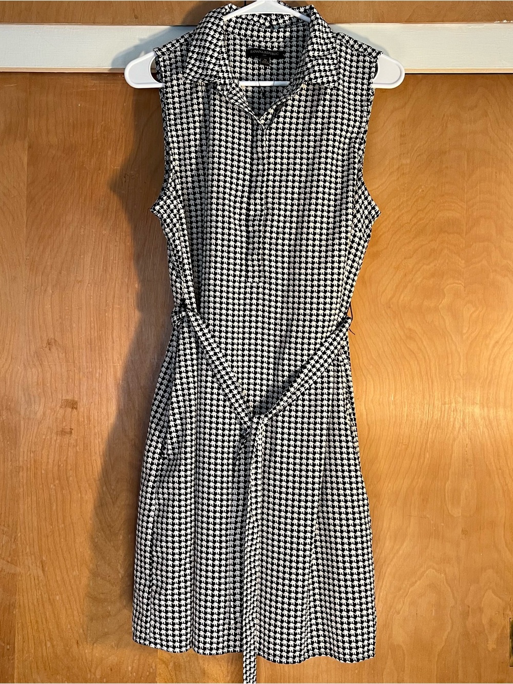 Banana Republic Black & White Houndstooth-Like Sleeveless Tie-Waist Shirtdress